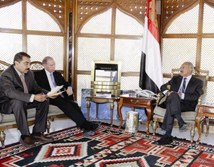 الرئيس لدى استقباله السفير الأمريكي أمس